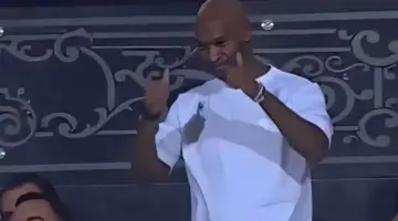 شيكابالا يوزع مياه وحازم إمام يرقص.. مواقف إنسانية لنجوم الزمالك بالمدرجات